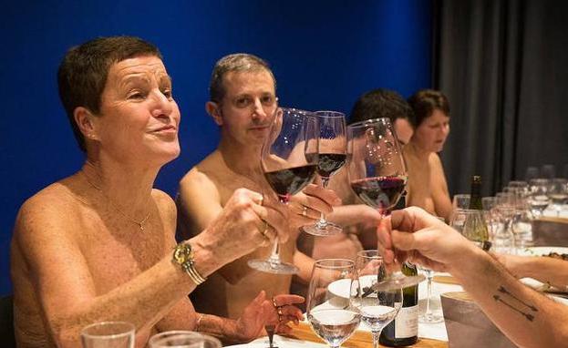 El restaurante que te obliga a cenar desnudo con menú a 39 euros mínimo